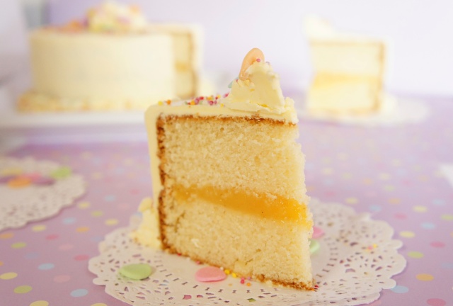 Fluffy Vanilla Cake with Lemon Curd